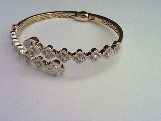 10KT 2.04CT D-BYPASS BANGLE BAGUETTES "CLOVER"