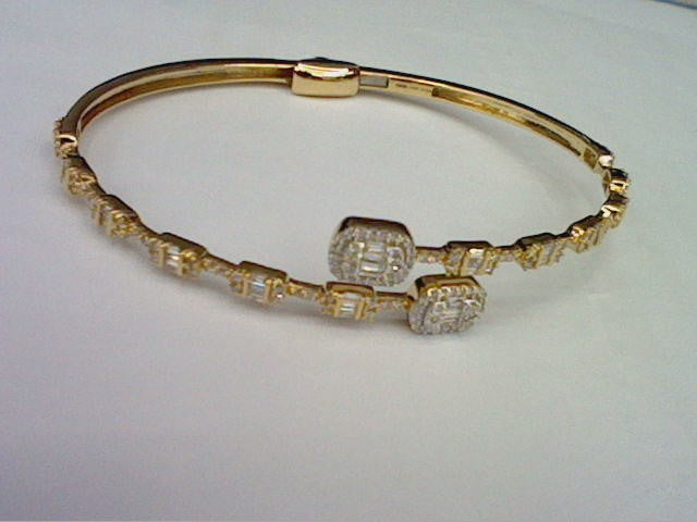 10KT 0.84CT D-BYPASS BANGLE